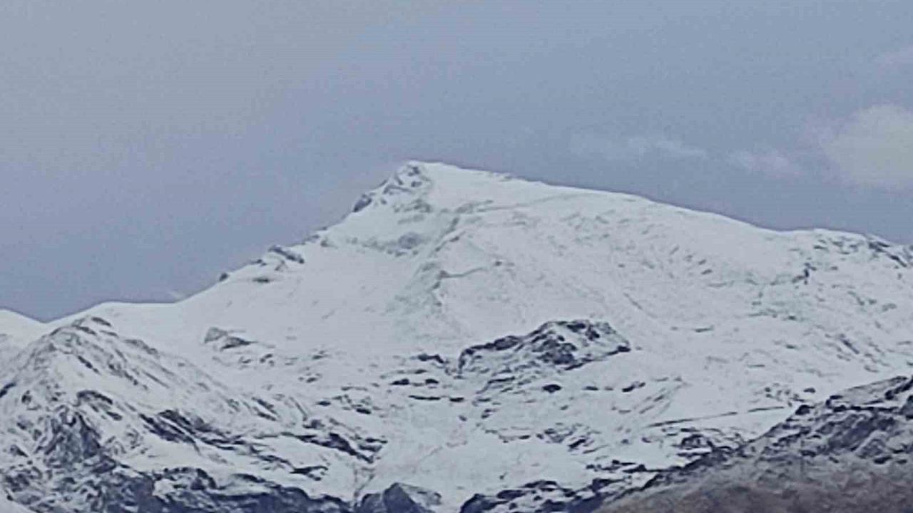 Batman'da Meretto Dağı'na Mevsimin İlk Karı