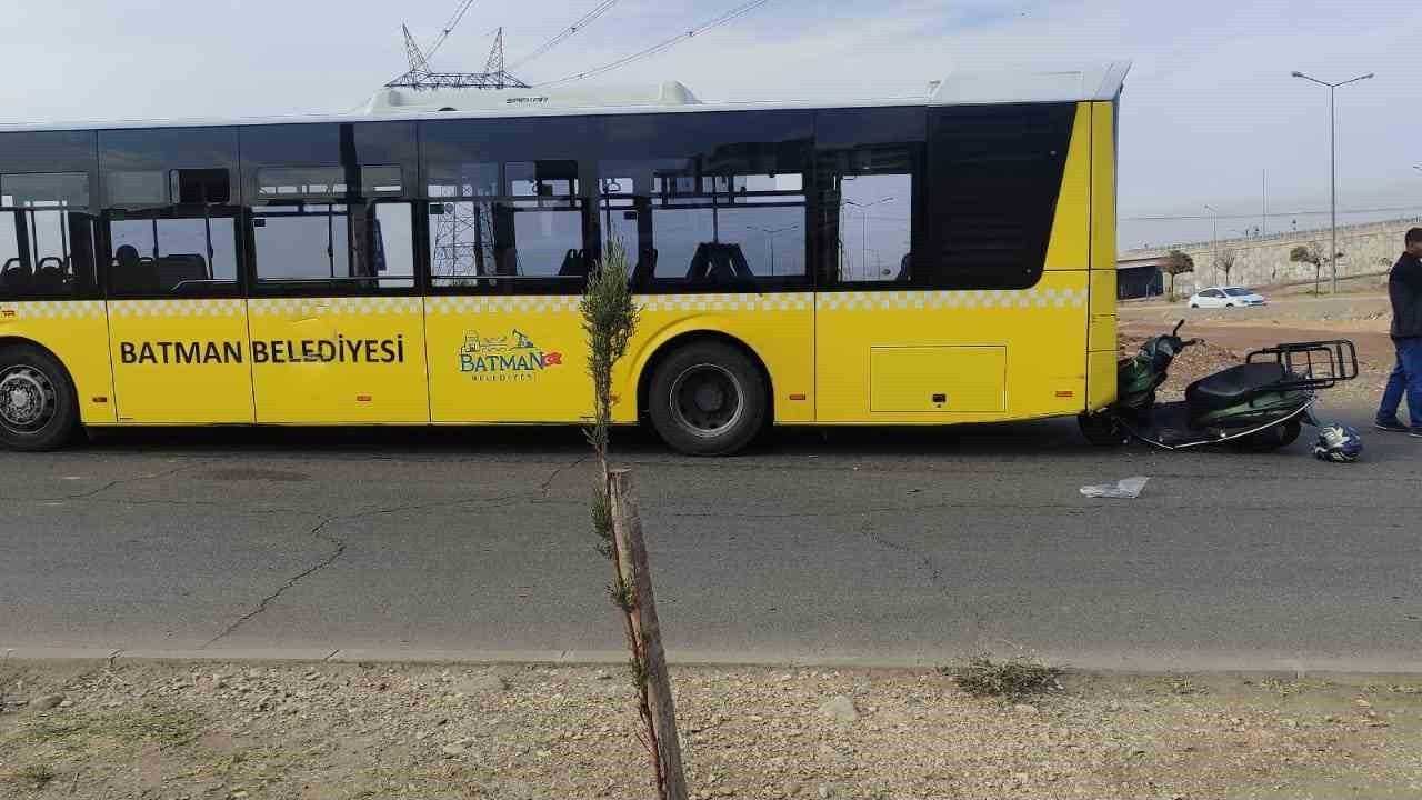 Batman'da Motosiklet Belediye Otobüsüne Çarptı: 1 Yaralı