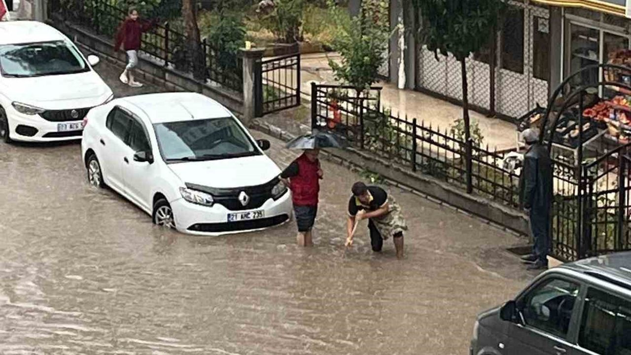 Batman'da Sağanak ve Su Birikintileri: Vatandaşlar Rögarları Kendi İmkanıyla Açtı
