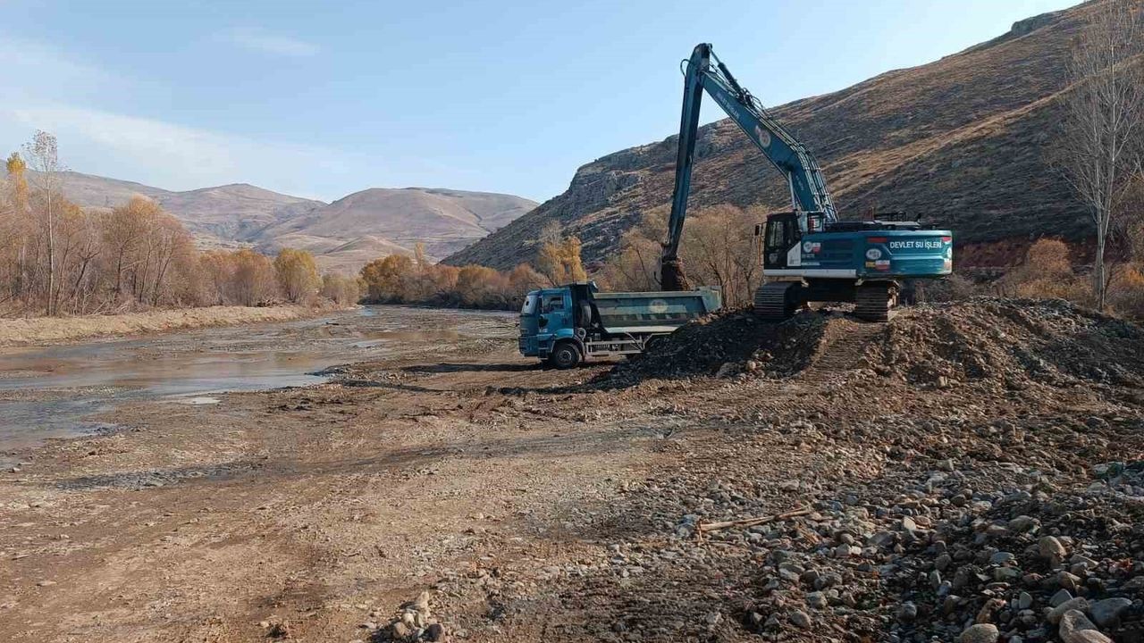 Bayburt Çatıksu'da Dere Yatağı Temizlendi: DSİ Taşkın Riskini Azalttı