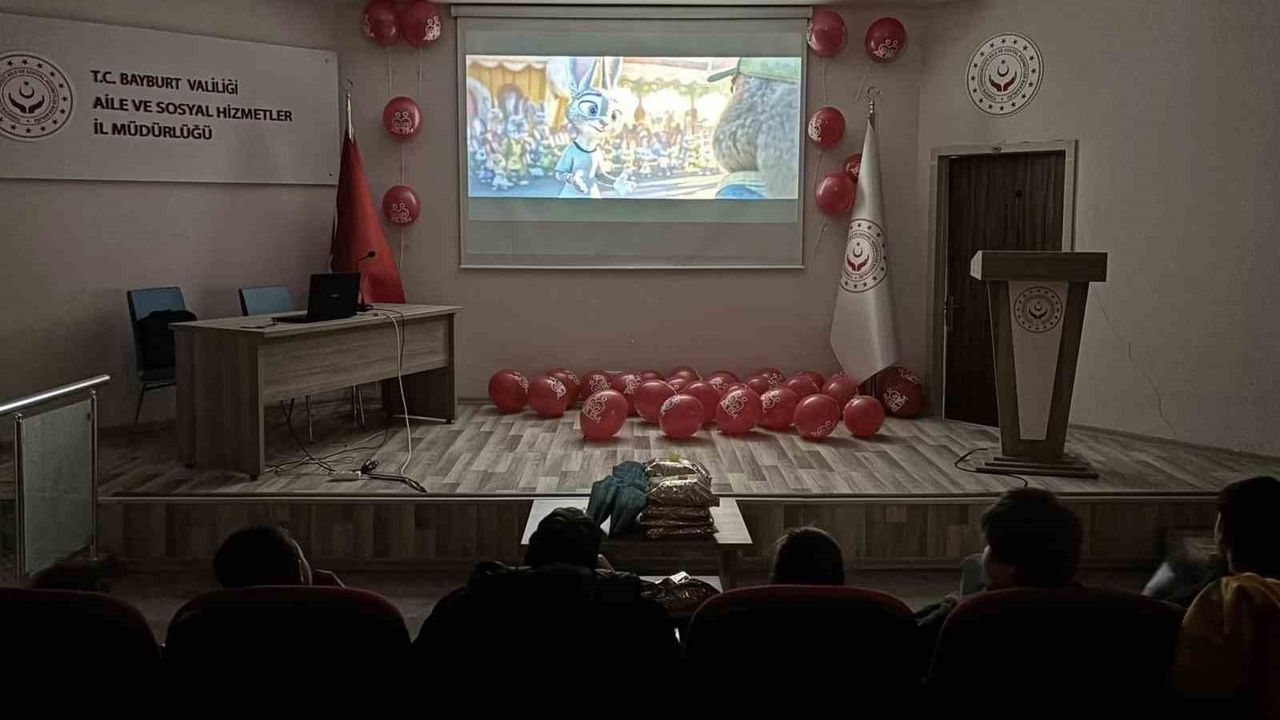 Bayburt ŞÖNİM'den Ara Tatilde Öğrencilere Sinema Etkinliği