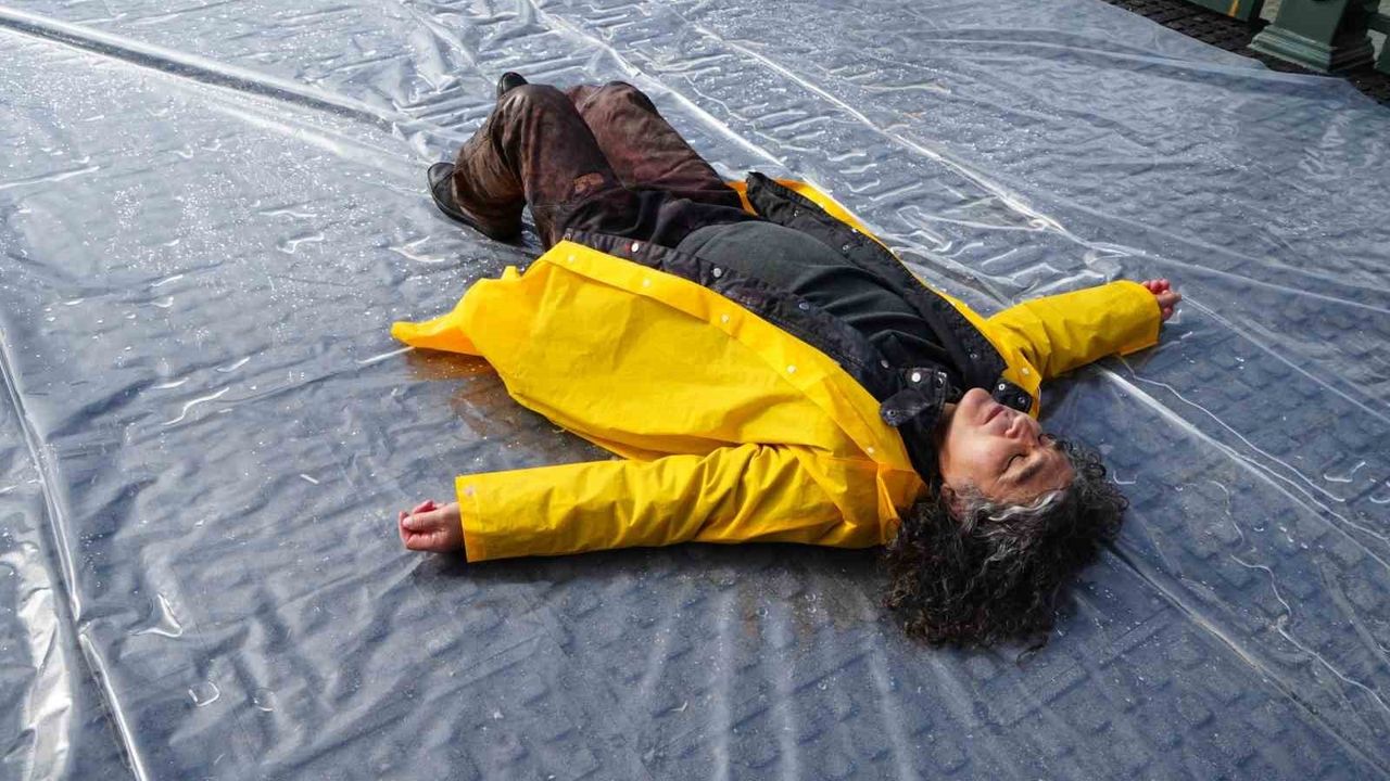 Bayburt'ta 'Arınma' Performansı: Prof. Dr. Mehmet Kavukcu Naylon ve Çoruh Suyu ile Mesaj Verdi