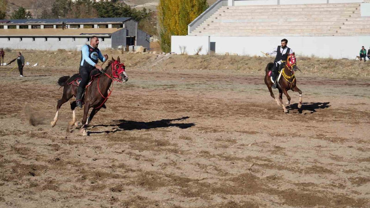 Bayburt'ta Cirit Nefes Kesti: Balca ve Albayrak Kulüpleri Dostluk Maçında