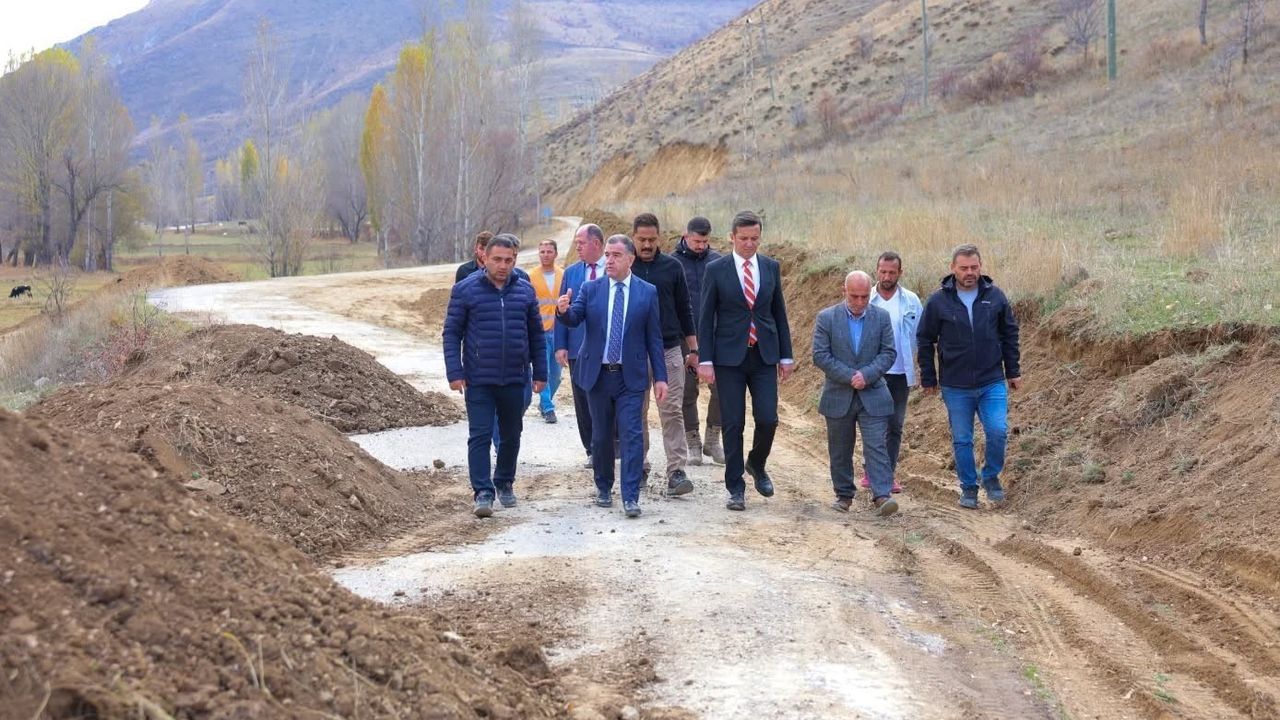 Bayburt’ta Köy Yollarında Genişletme Çalışmaları Sürüyor