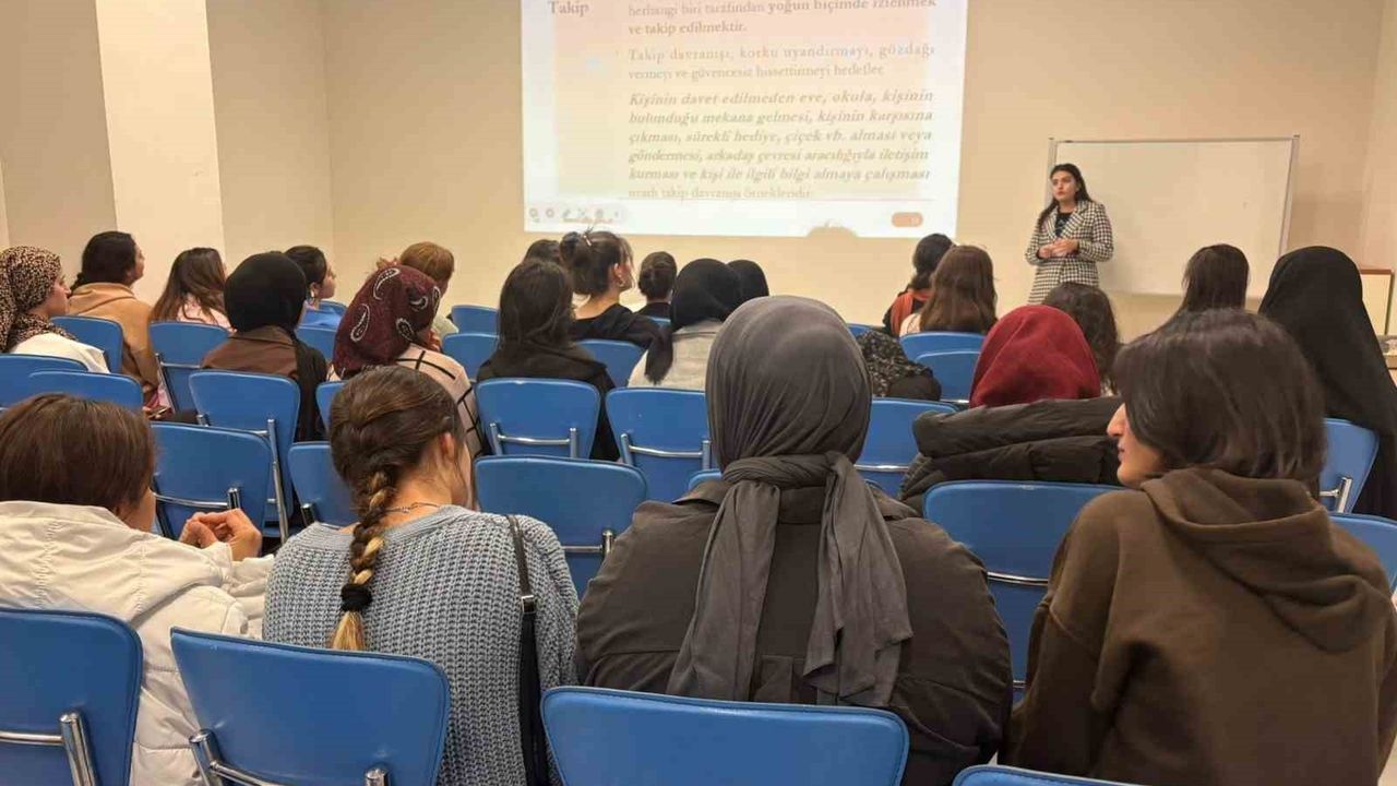 Bayburt'ta Öğrencilere 'Kadına Yönelik Şiddetle Mücadele' Semineri
