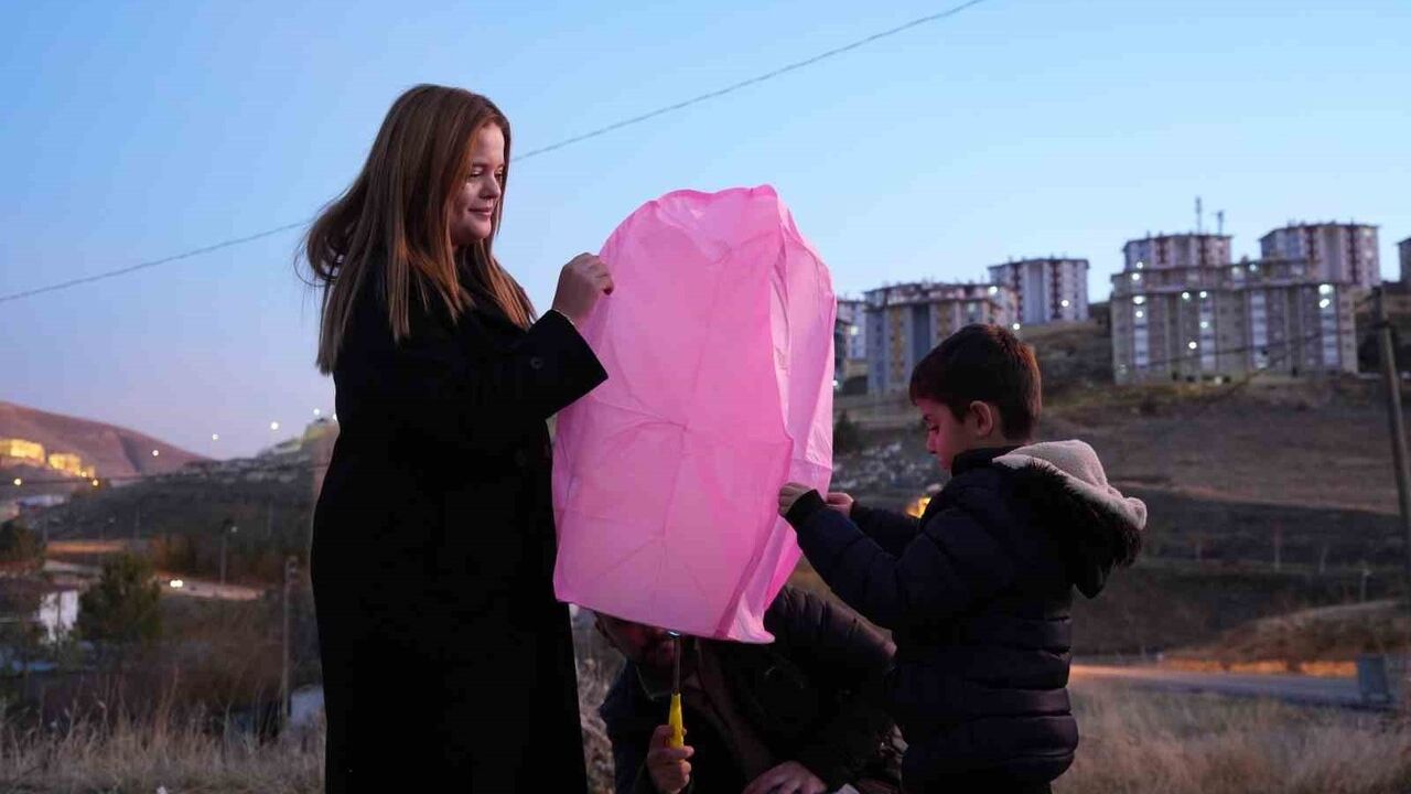 Bayburt'ta Özel Öğrenciler Dilek Fenerleriyle Eşit ve Adil Dünya İçin Uçurdu