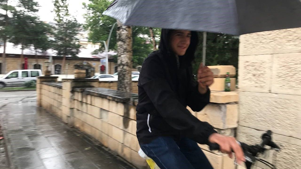 Bayburt'ta Sağanak Yağış Uyarısı: Öğle Saatlerinden İtibaren Başlıyor