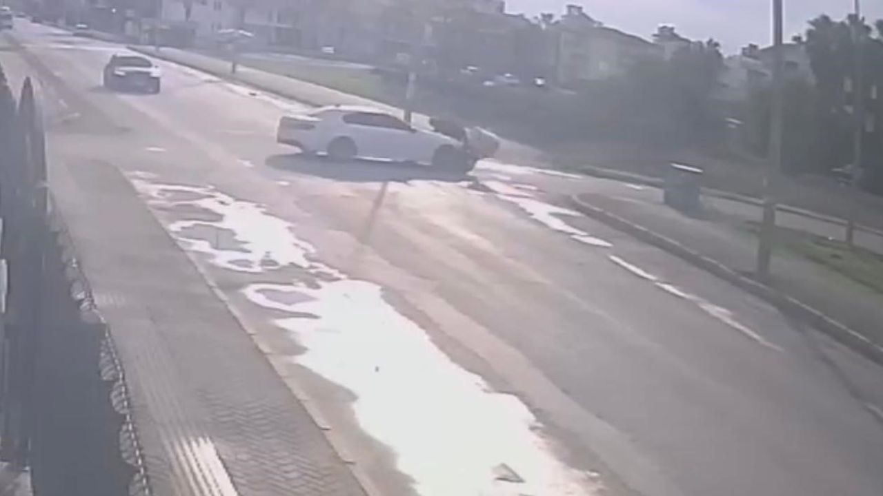 Belek'te Motokuryeye Çarpan Otomobil: Sürücü Ağır Yaralandı