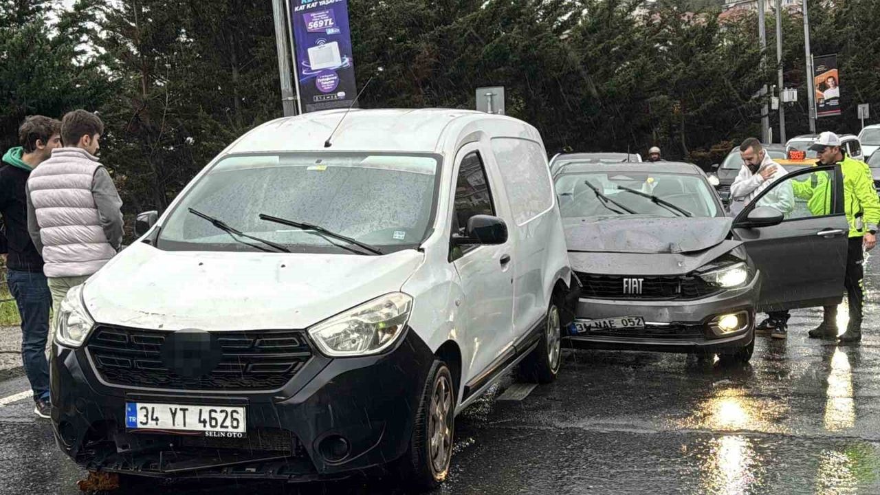 Beşiktaş'ta Yağmur Nedeniyle Aynı Yolda Peş Peşe İki Kaza