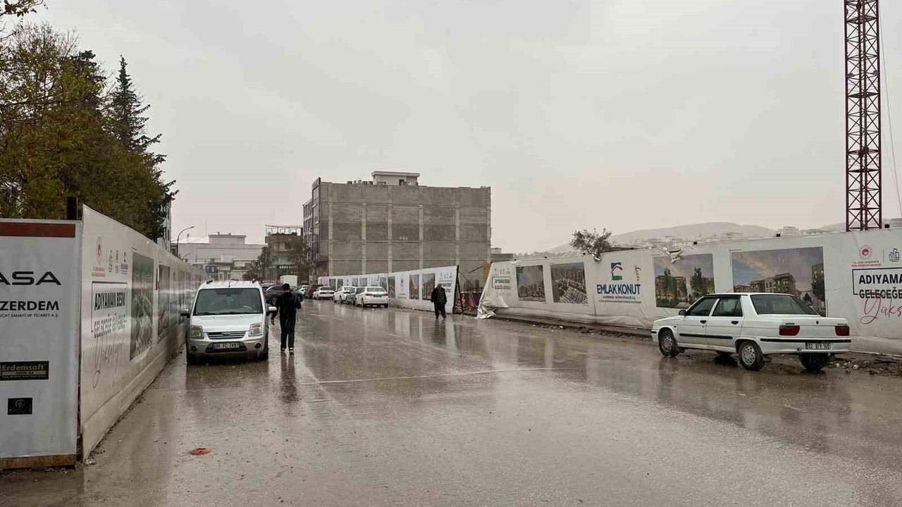 Besni'de Sağanak Yağış Etkili Oldu
