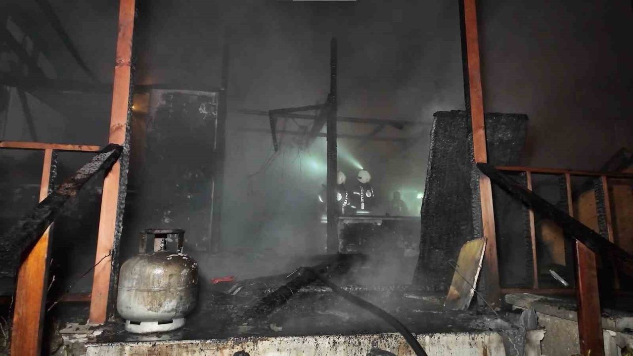 Beykoz'da Şömine Yangını Restoranı Küle Çevirdi