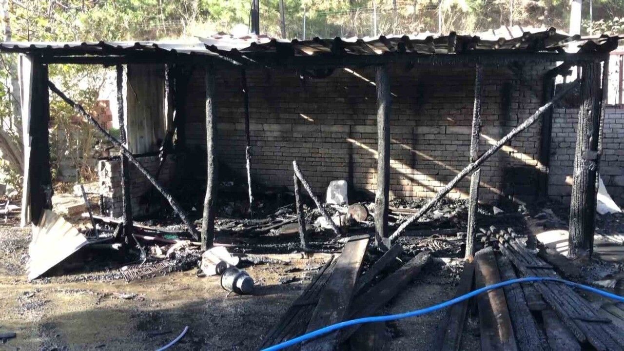 Beykoz'ta Garaj Yangını: 34 NR 8624 Plakalı Otomobil Kül Oldu