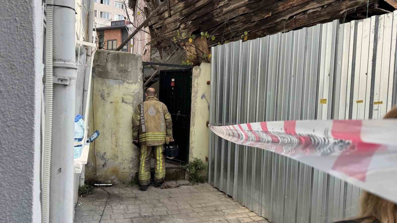 Beyoğlu'nda Ahşap Binada Kısmi Çökme: 2 Bina Tahliye Edildi