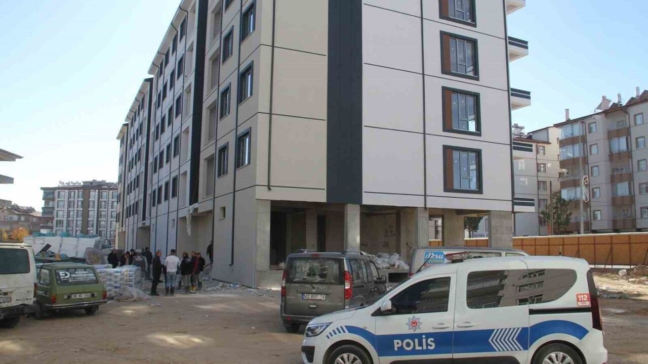 Beyşehir'de 5 katlı inşaatta asansör boşluğuna düşen kişi yaralandı