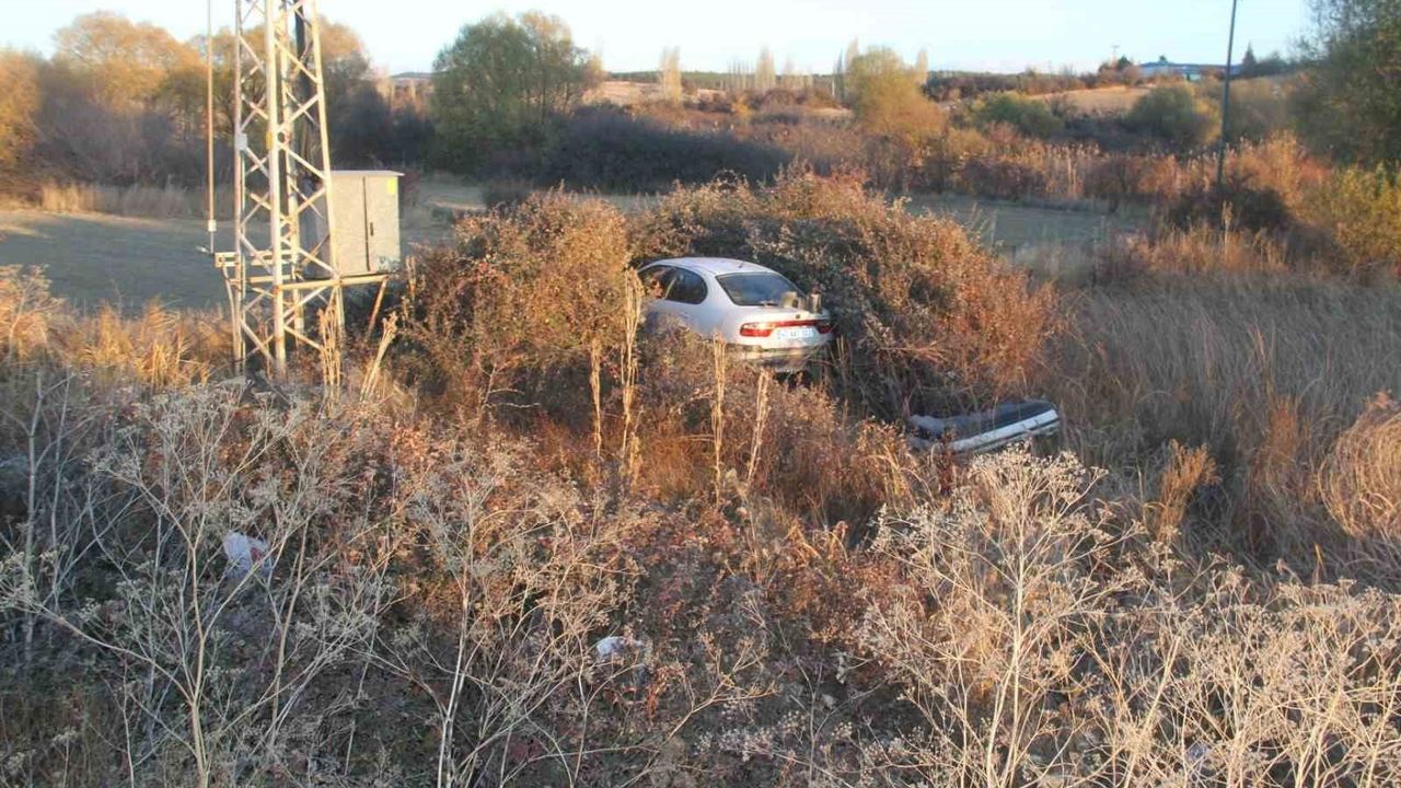 Beyşehir’de otomobil araziye savruldu: Karı koca yaralandı