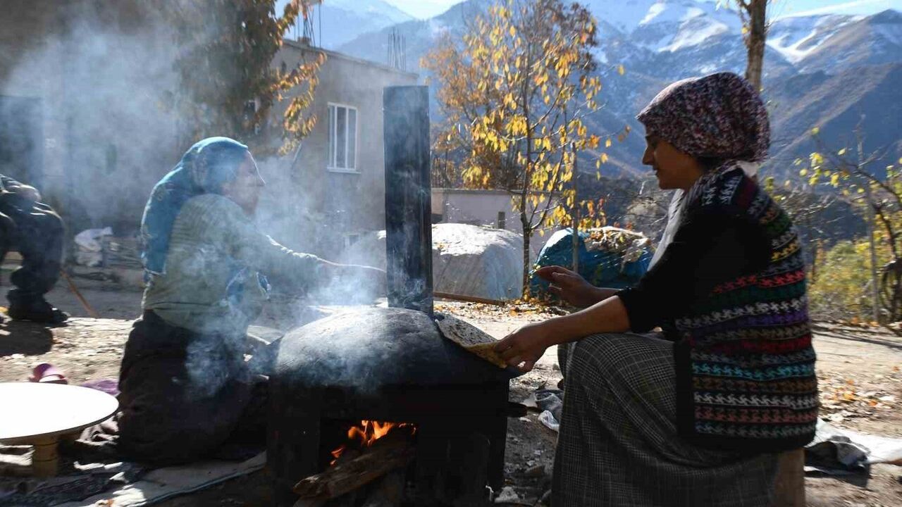 Beytüşşebap'ta Kış Öncesi İmece: Her Eve 200 Ekmek Stoklanıyor