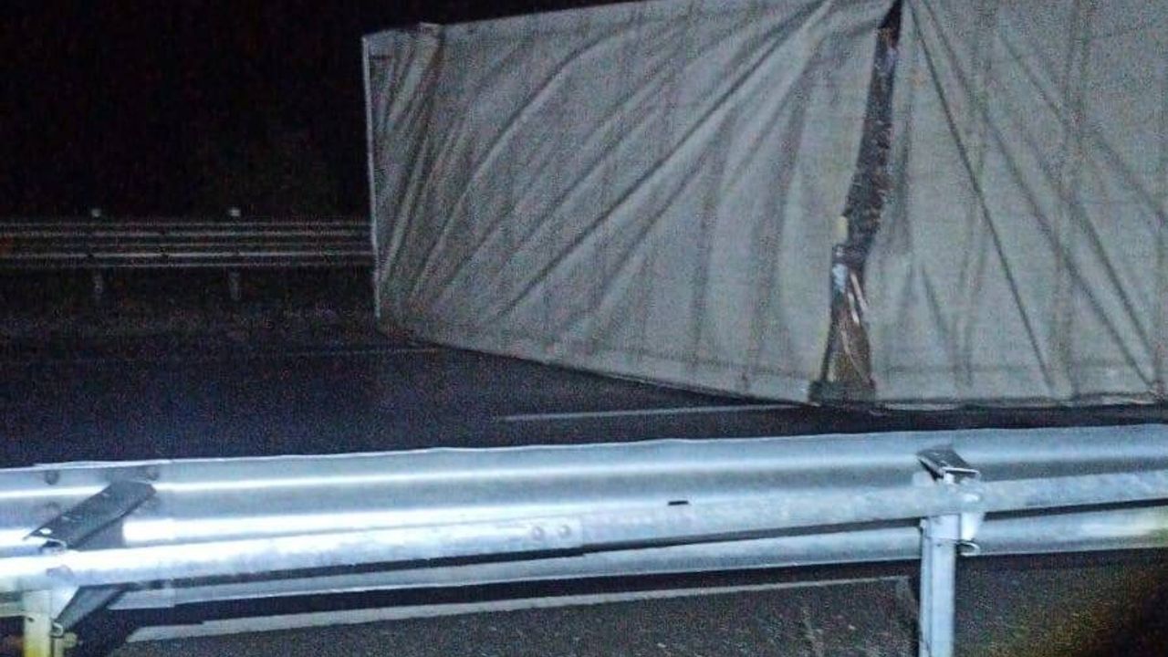 Bilecik'de Tır Devrildi: D-650 İstanbul Yönü Ulaşıma Kapandı