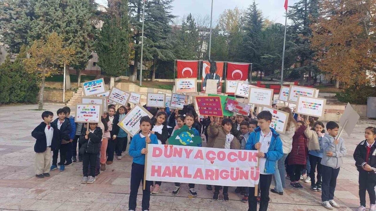 Bilecik'te Çocuk Hakları Günü: Atatürk İlkokulu Öğrencileri Pankartlarla Yürüdü