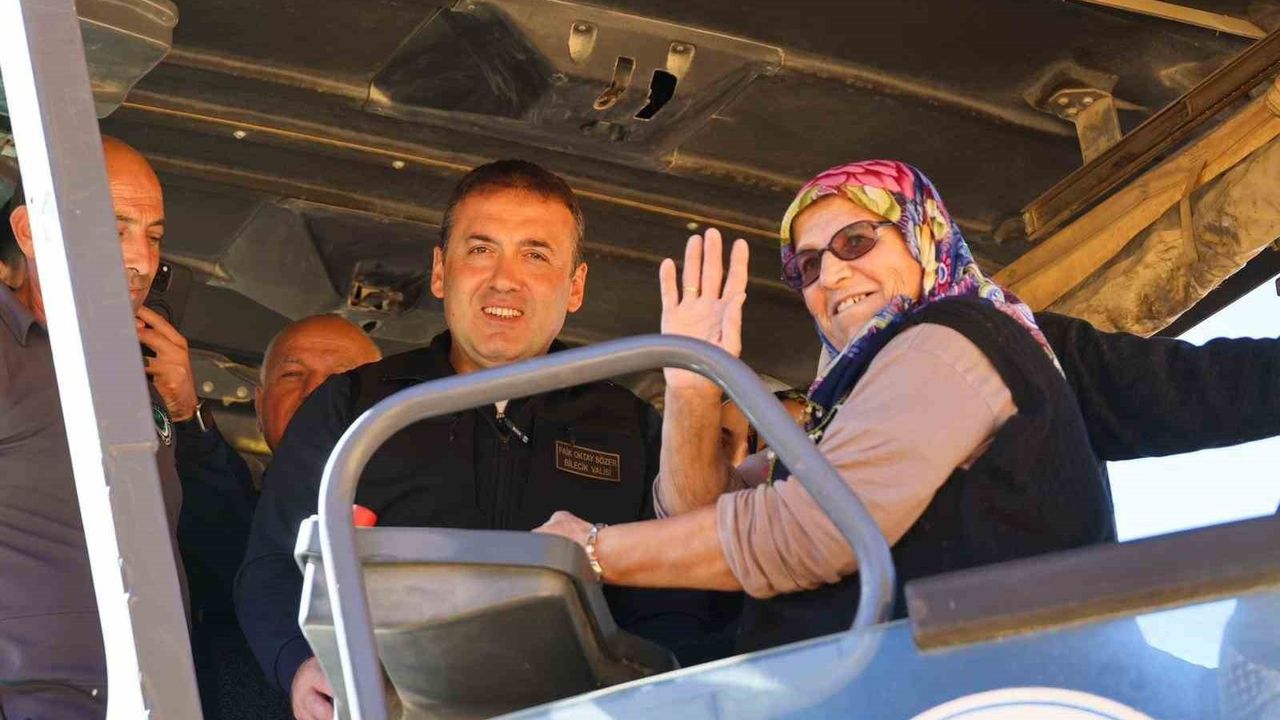 Bilecik'te Köyün İlk Asfaltını Sebahat Teyze Attı