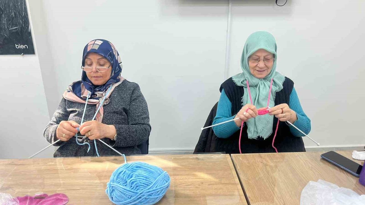 Bilecik'te Örgüyle Alzheimer'a Karşı Mücadele
