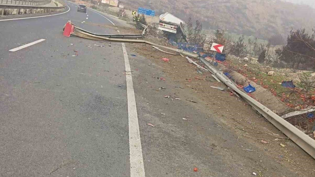 Bilecik'te Sebze Yüklü Tır Şarampole Devrildi: 1 Yaralı