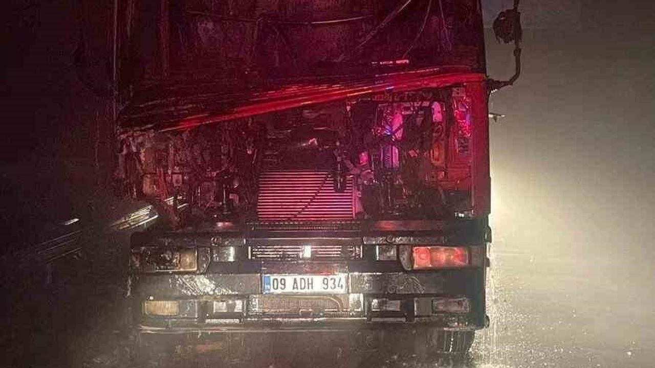 Bilecik'te Seyir Halindeki 09 ADH 934 Plakalı Tır Alev Aldı, Kül Oldu