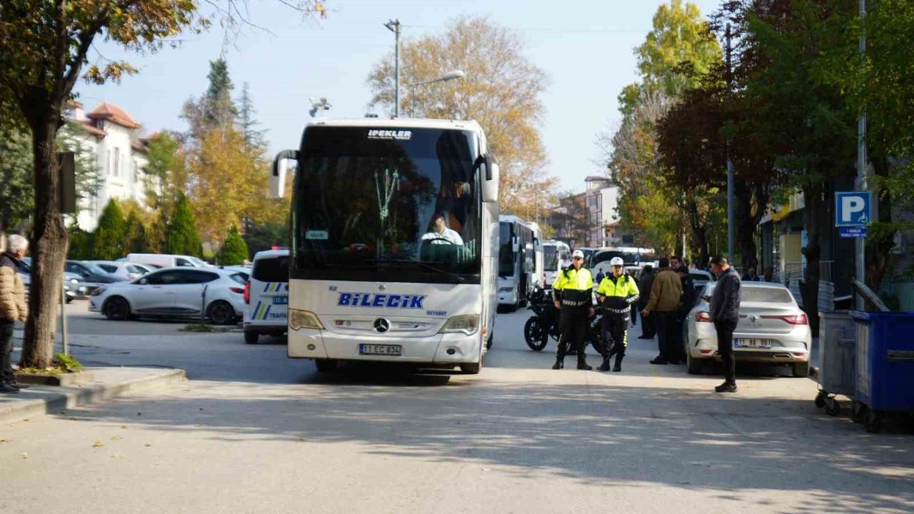 Bilecik'te 'Umre Uğurlama Programı' Cumhuriyet Caddesini Trafiğe Kapattı
