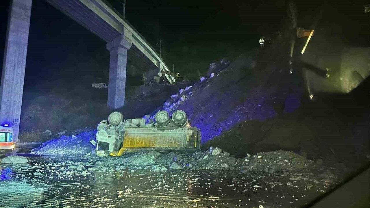 Bilecik'te YHT şantiyesinde kamyon 15 metre devrildi: Sürücü ağır yaralandı
