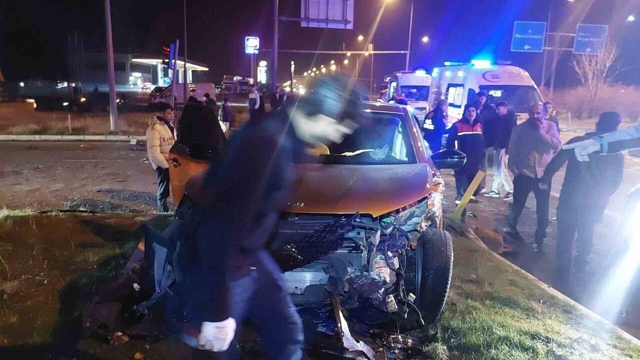 Bingöl'de Havalimanı Kavşağında Kaza: 4 Yaralı