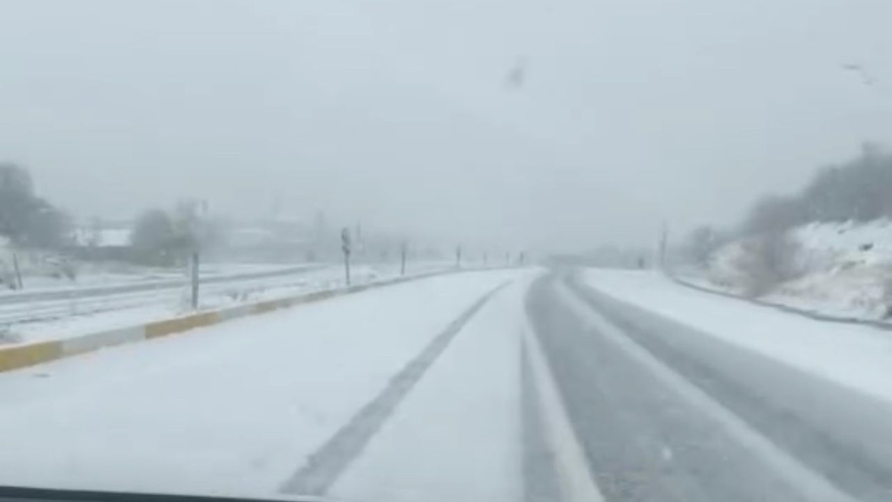 Bingöl'de Kar Etkili: Bingöl-Elazığ Yolu Zorlandı