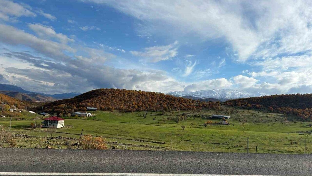 Bingöl’de Karla Kaplı Dağlar Sonbaharla Kartpostallık Oluşturdu