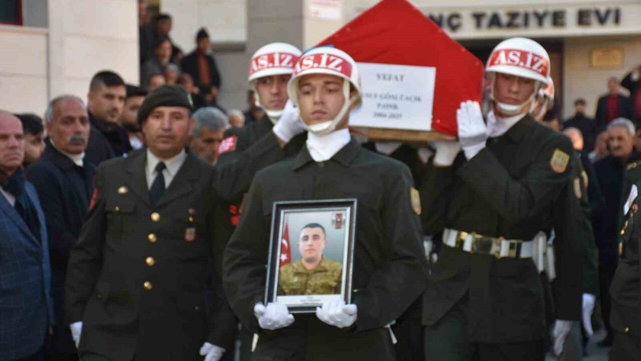 Bingöl'de Piyade Er Yusuf Gönlüaçık Son Yolculuğuna Uğurlandı