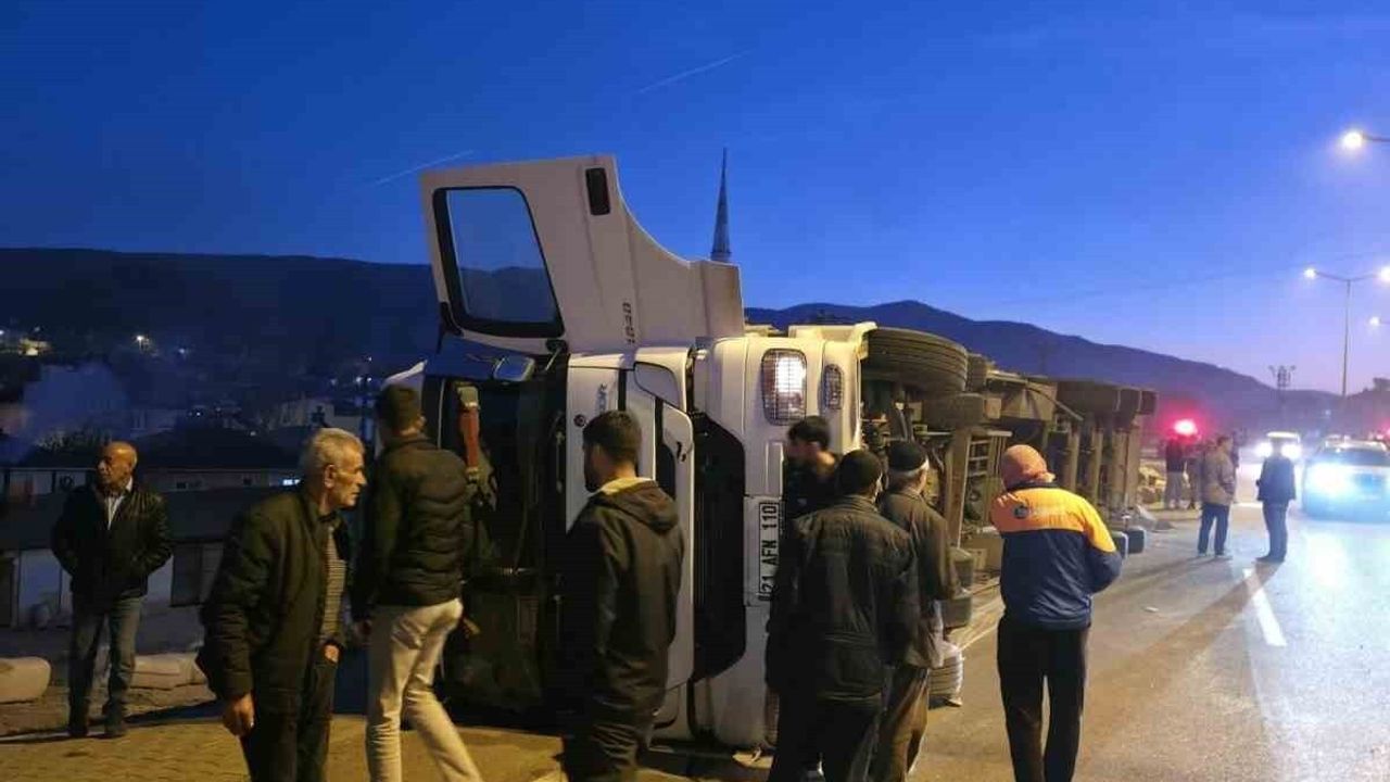 Bingöl'de saman yüklü kamyon devrildi: 12 AFN 110 plakalı araçta maddi hasar