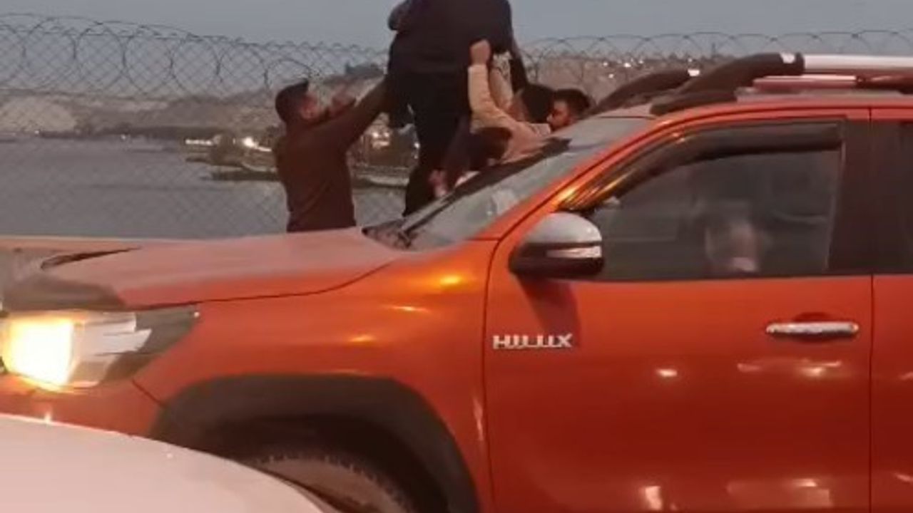 Birecik’te köprüden atlama girişimi sürücüler tarafından engellendi