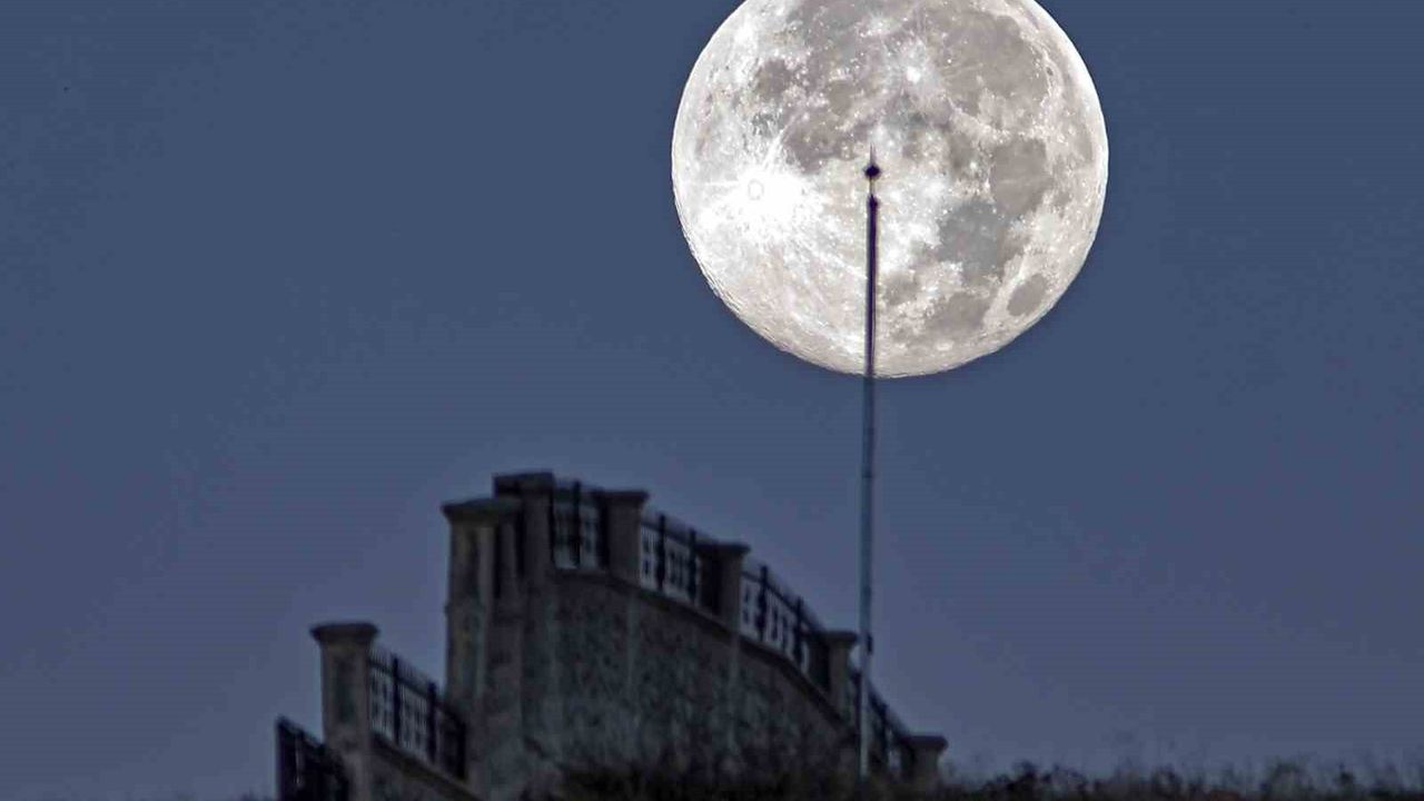Bitlis'te Süper Ayın Ardından Etkileyici Ay Batımı