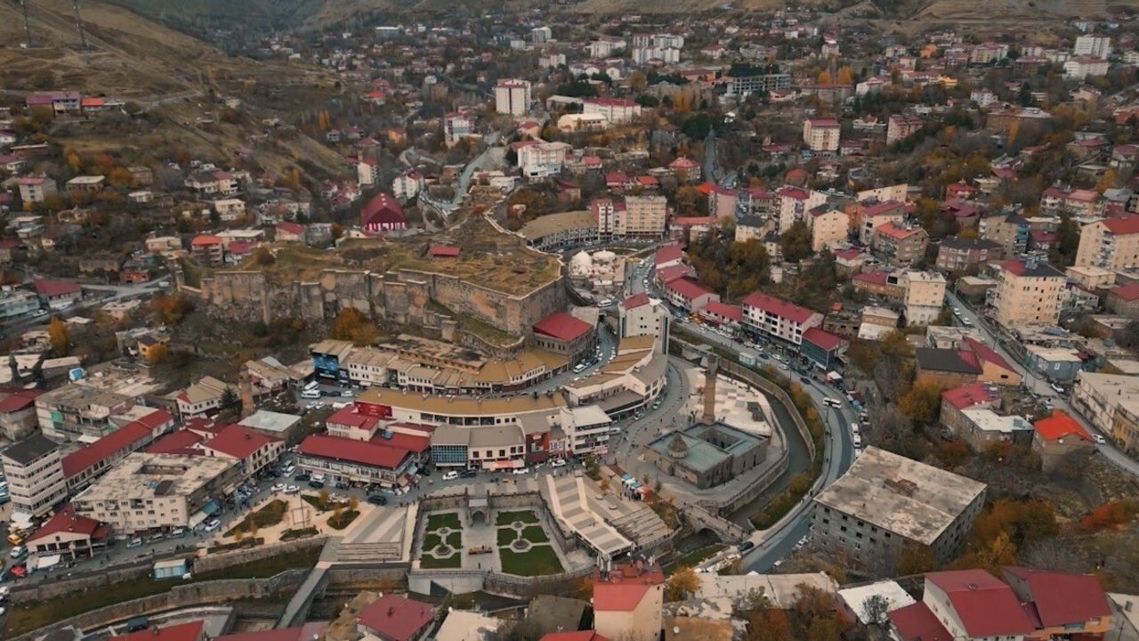 Bitlis’te Tarihi Çarşı Sonbaharda Altın ve Kızıl Tonlarla Büyülüyor