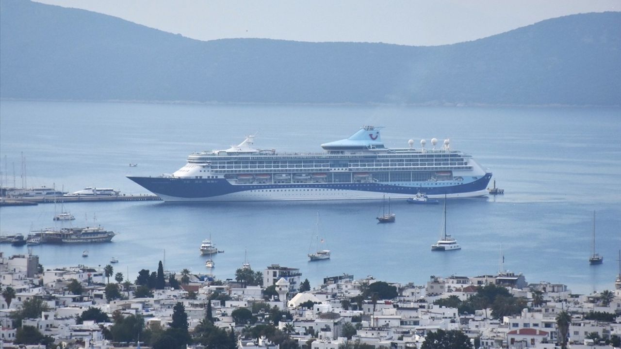 Bodrum'a 2 Kruvaziyerle 1853 Yolcu Geldi