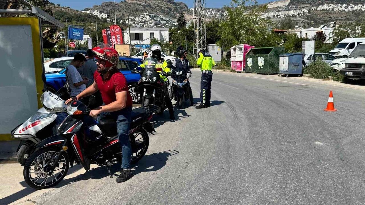 Bodrum'da Abartı Egzozlu Motosiklete 28 bin 937 lira Ceza