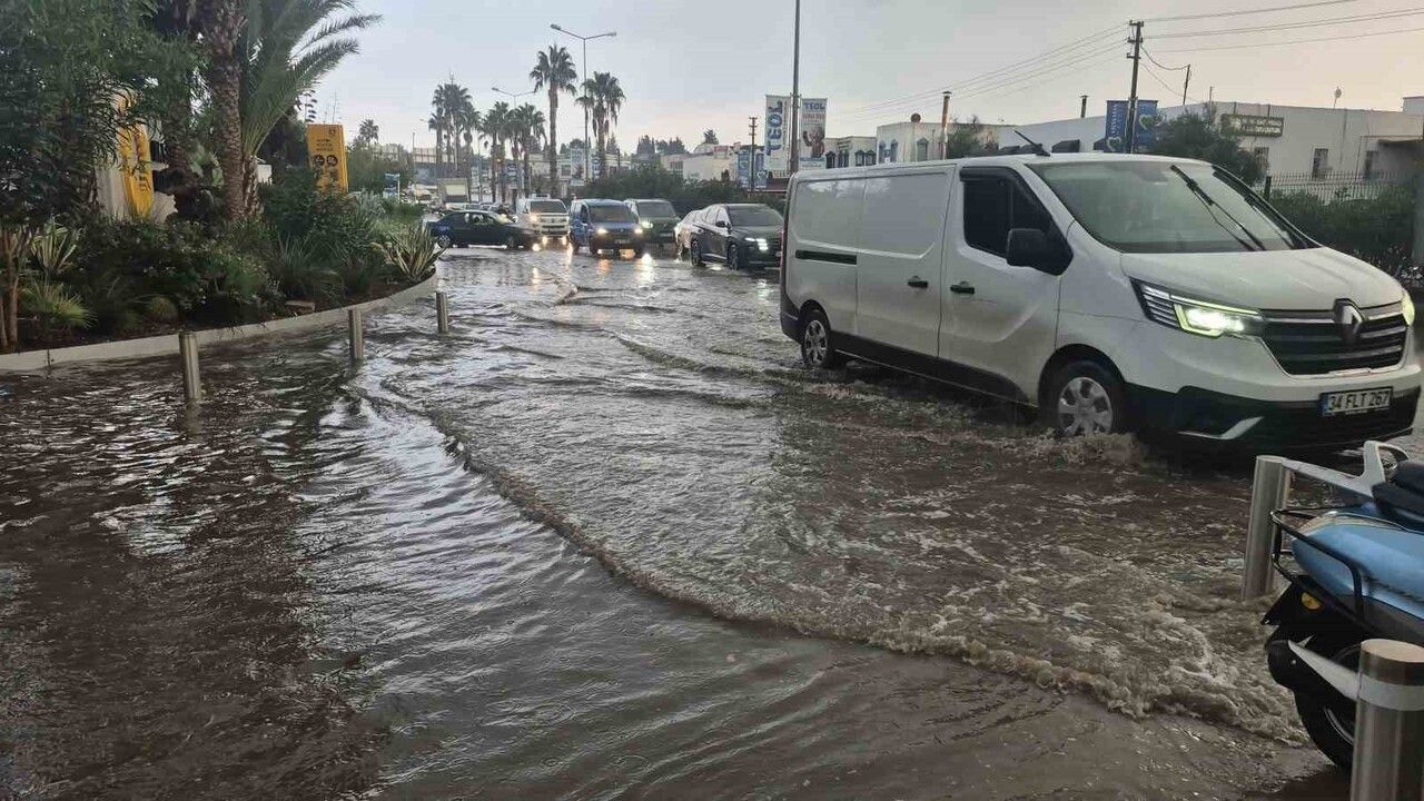 Bodrum'da Sağanak: Sokaklar Bir Saatte Göle Döndü