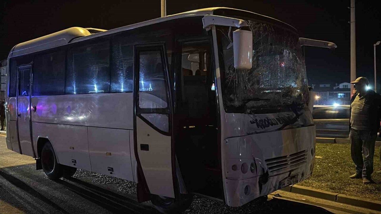 Bolu'da D-100'de Üç Servis Midibüsü Çarpıştı: 11 Yaralı