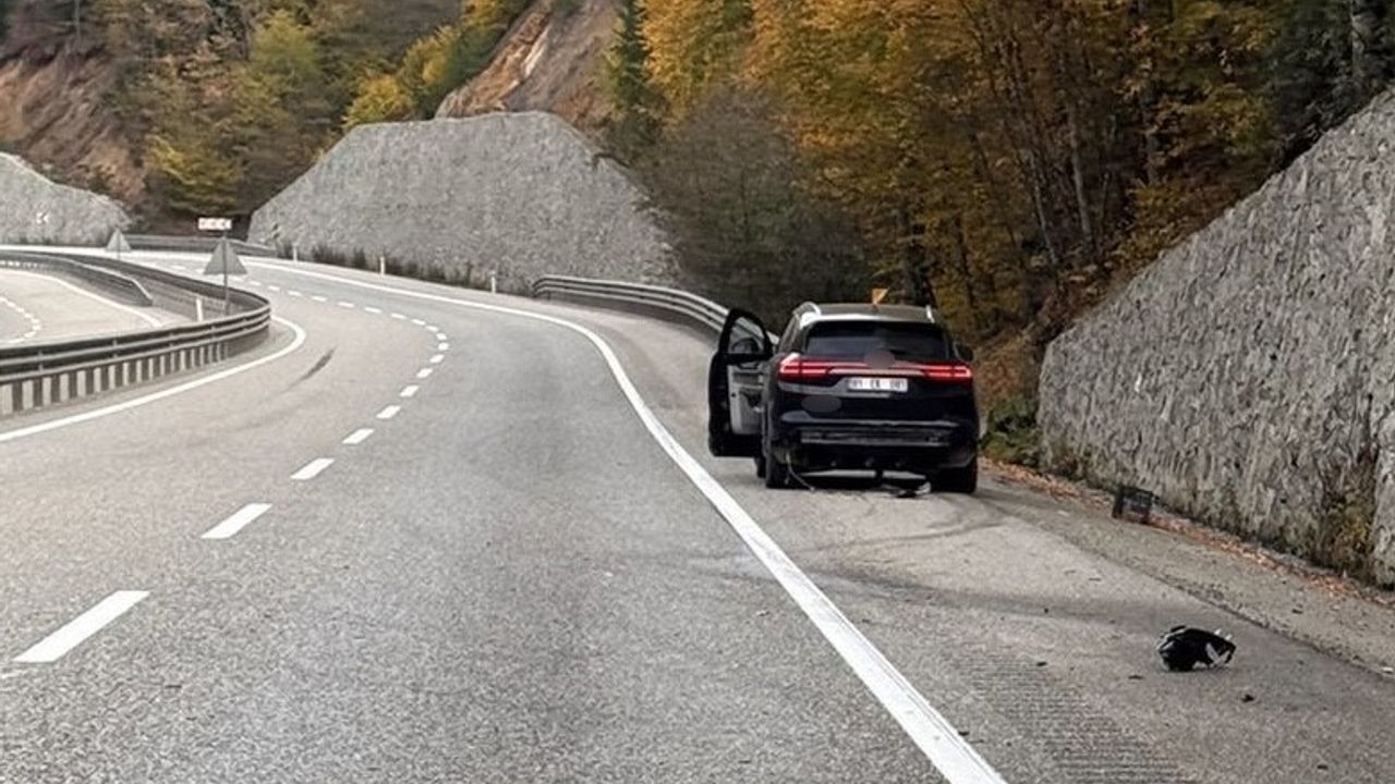 Bolu'da Elektrikli Otomobil İstinat Duvarına Çarptı, Ön Kısım Ağır Hasarlı