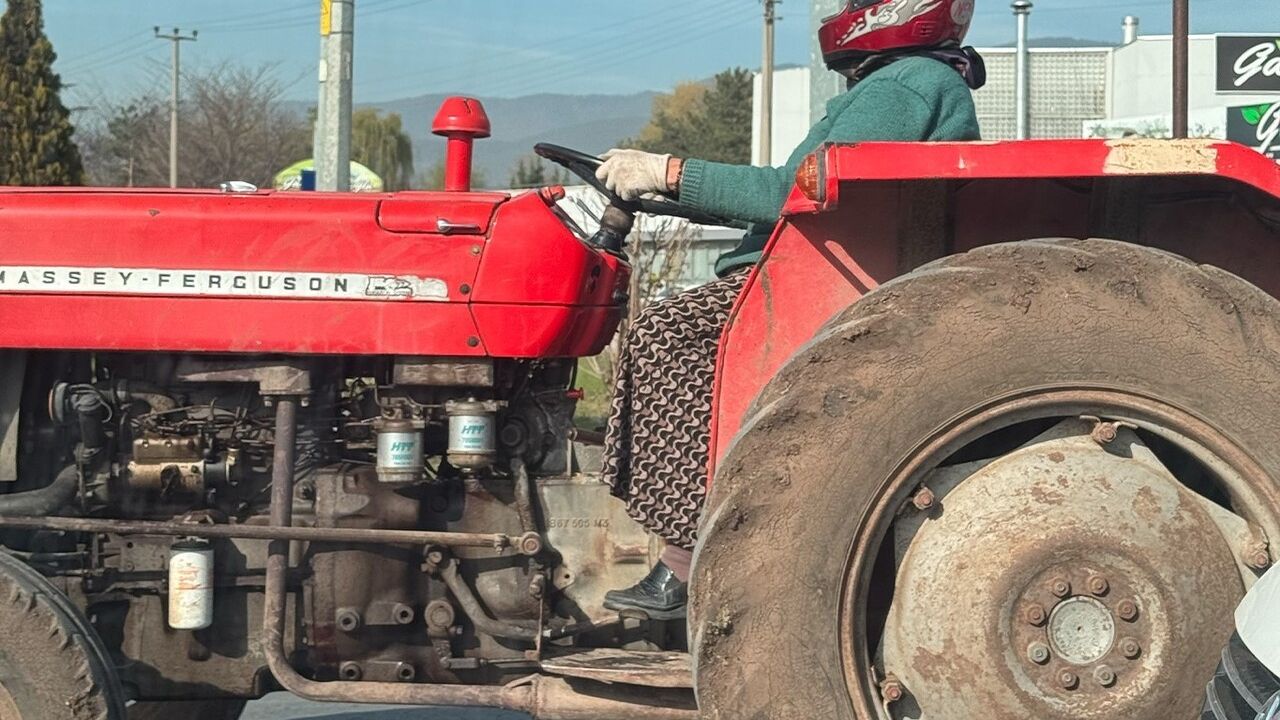 Bolu'da kaskla traktör kullanan kadın sosyal medyada beğeni topladı