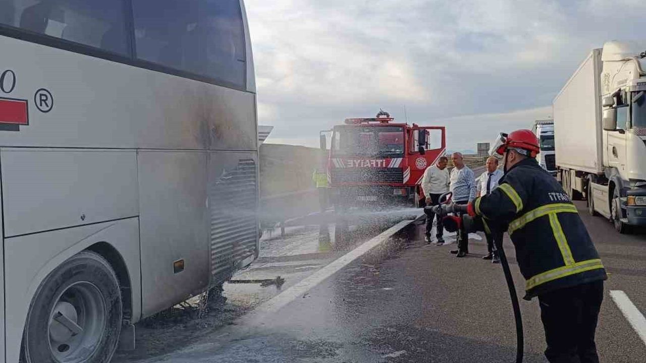 Bolu TEM Otoyolu'nda Yolcu Otobüsünün Motoru Alev Aldı