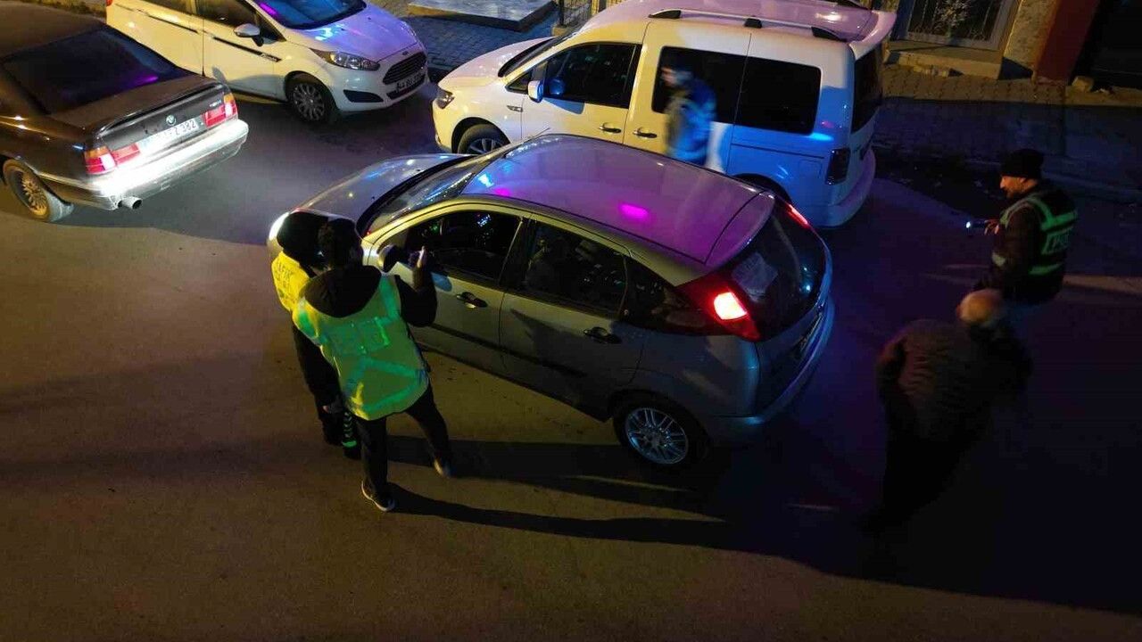 Bolvadin'de Huzur ve Asayiş Denetimi: 562 Kişi Sorgulandı, 7 Araç Trafikten Men