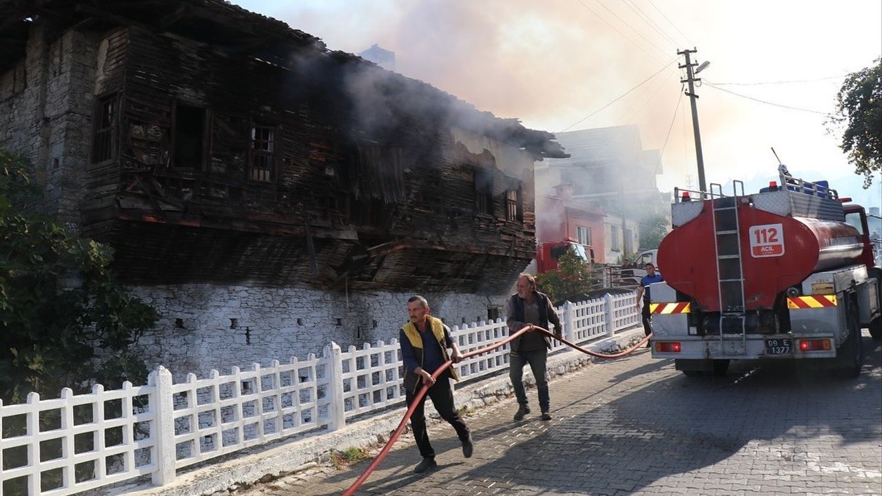 Bozdoğan'da Metruk Ev Alevlere Teslim Oldu