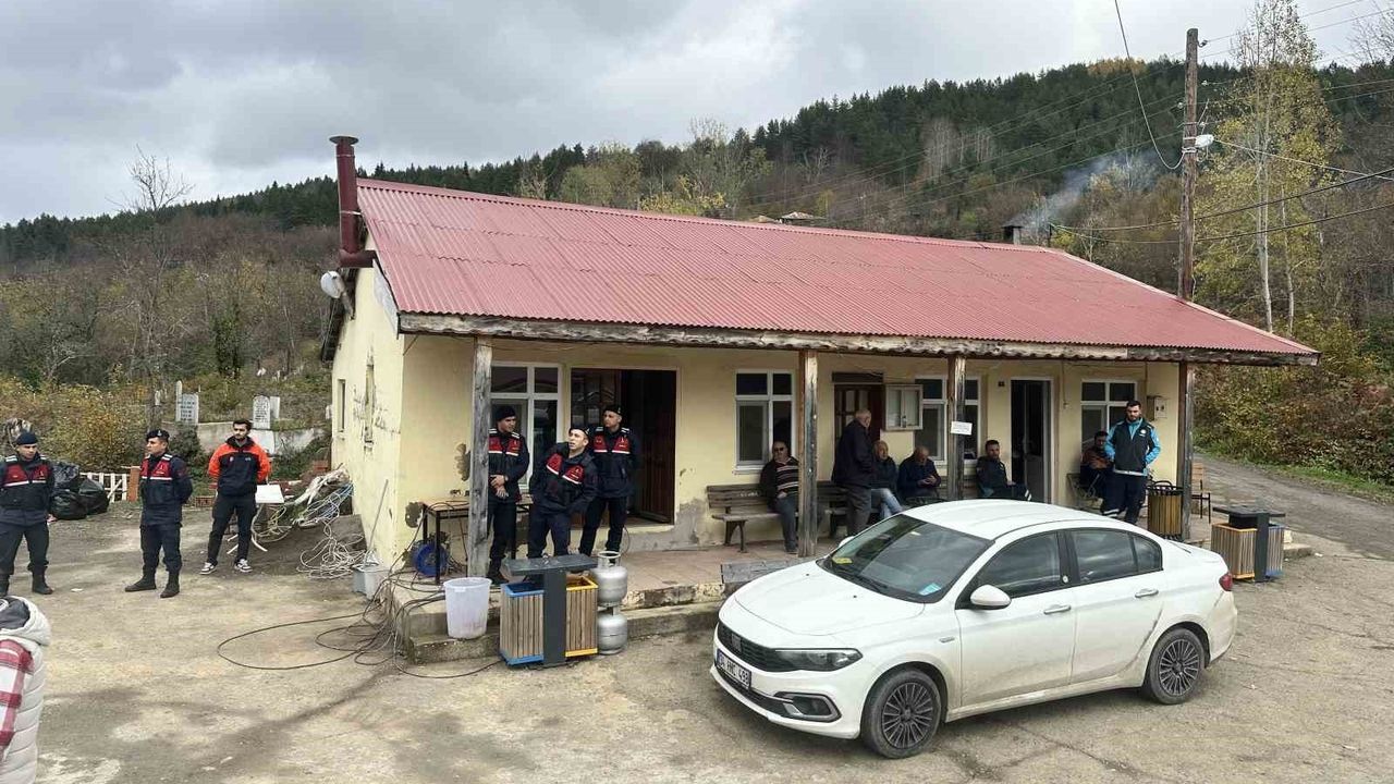 Bozkurt'ta Anne ve Oğlunun Cesedi Bulunan Bölgeden Çanta ve Ayakkabı Çıktı; Telefon Hâlâ Bulunamadı
