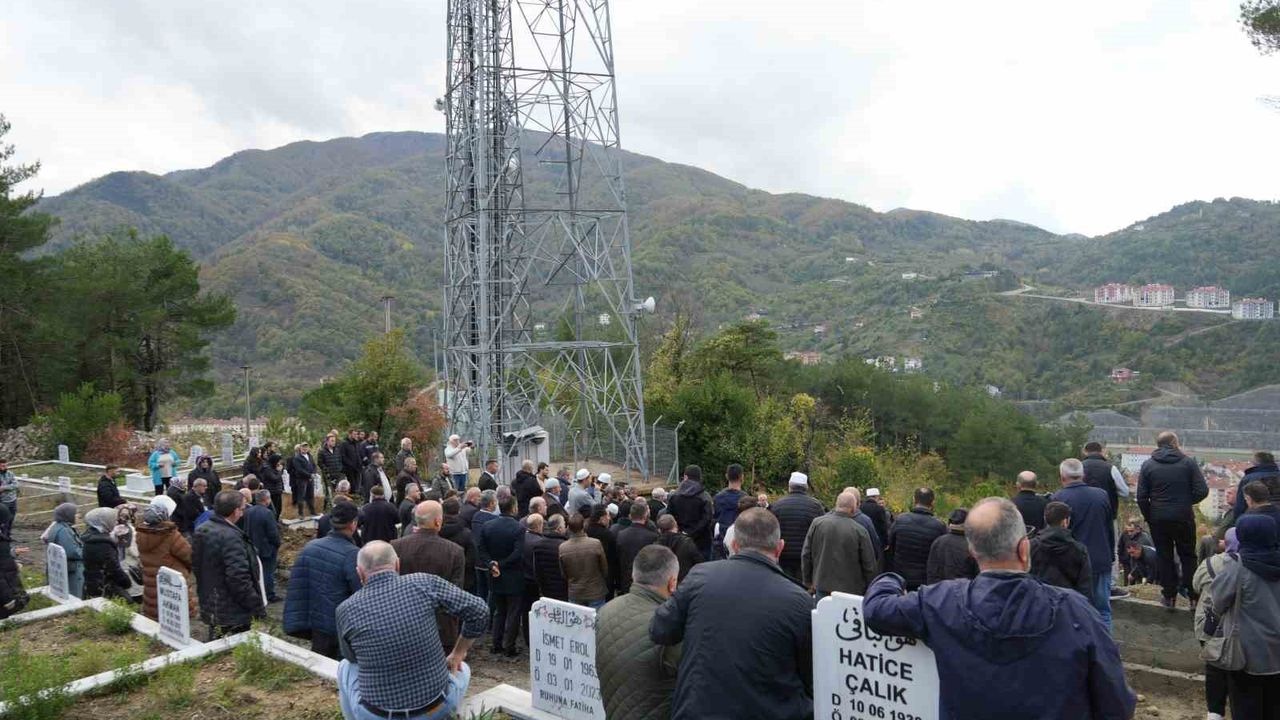 Bozkurt'ta Dere Yatağında Bulunan Anne ve Oğlu Toprağa Verildi
