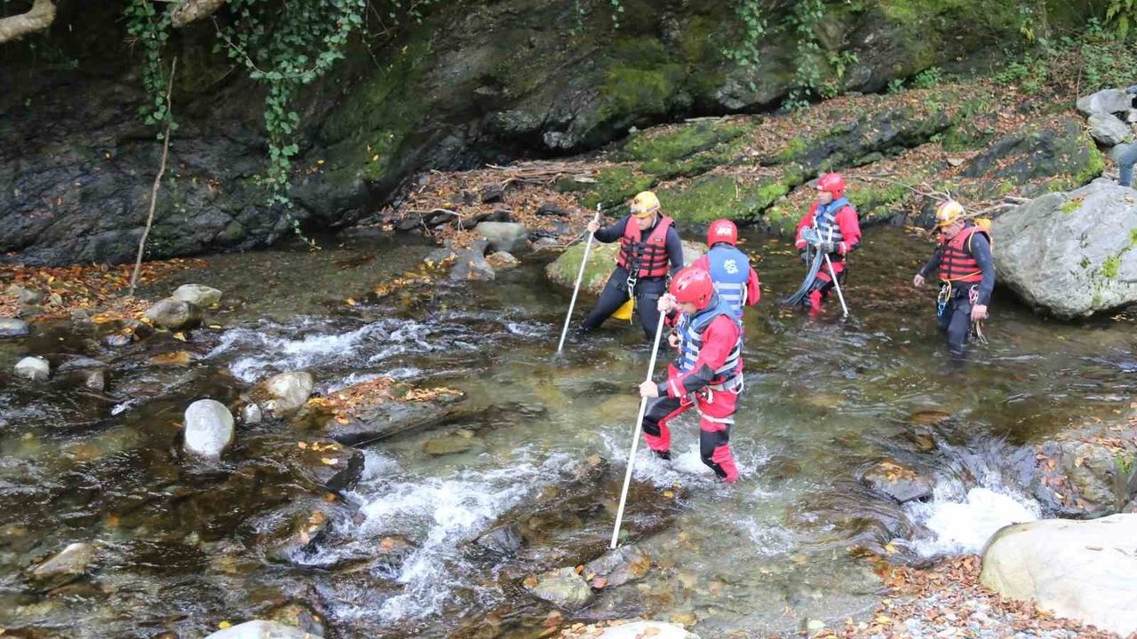Bozkurt'ta kayıp anne Huriye ve 5 yaşındaki oğlu Osman için İlişli Çayı'nda arama