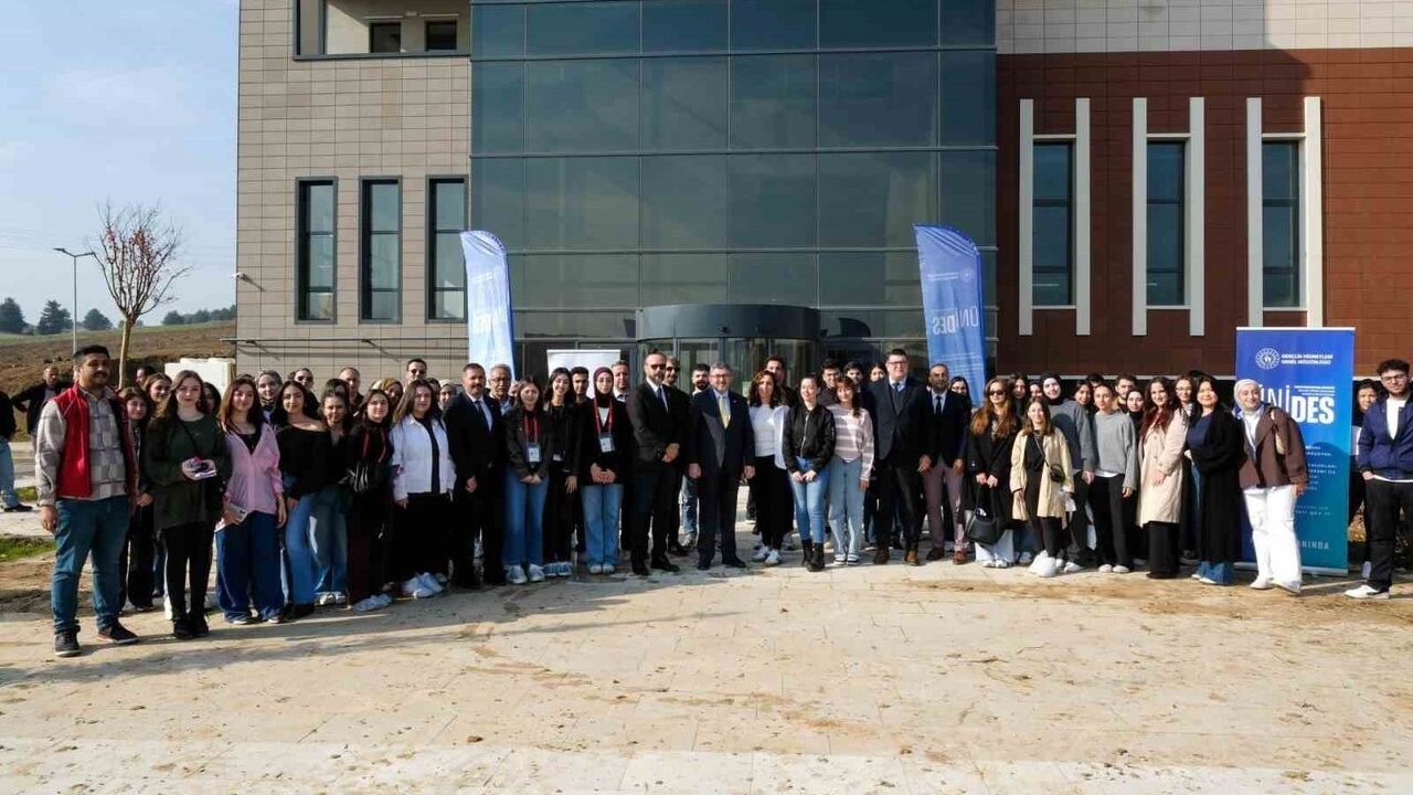 BŞEÜ'ye Yeni Fidanlar: 'ÜNİDES' ile Kampüs Yeşillendi