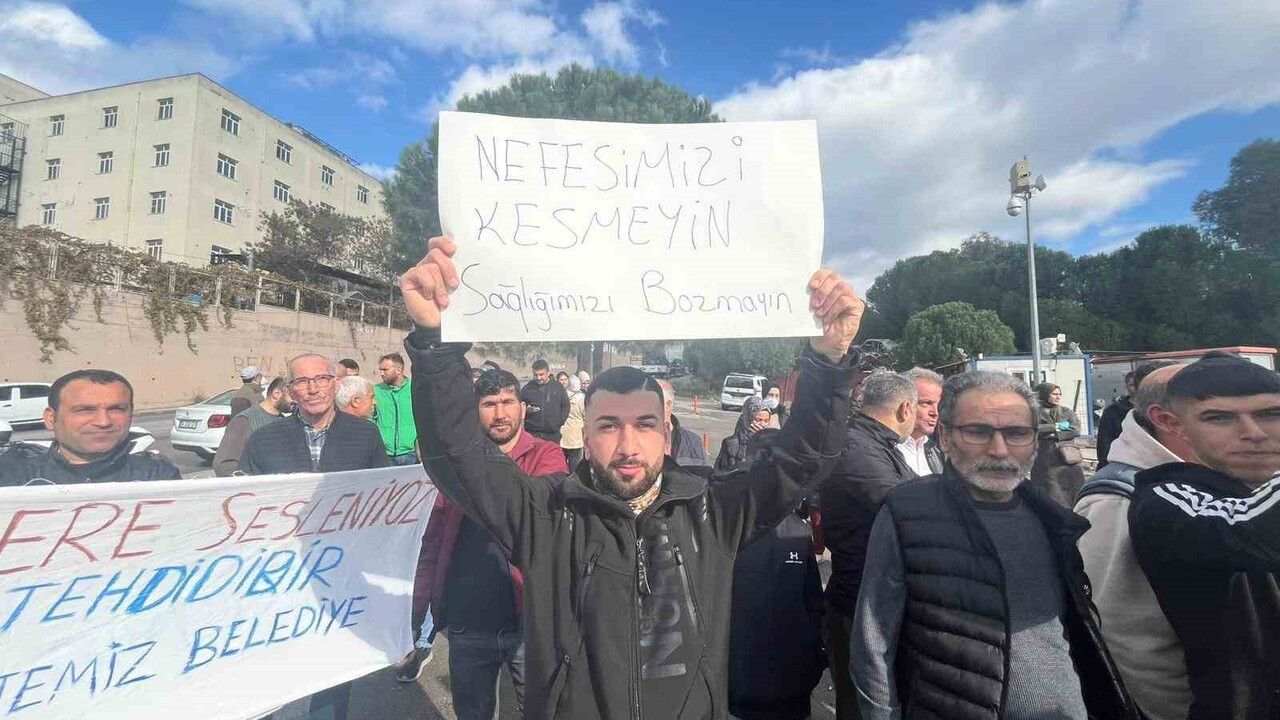 Buca'da çöp eylemi sürüyor: Mustafa Kemal Mahallesi'nden belediyeye tepki